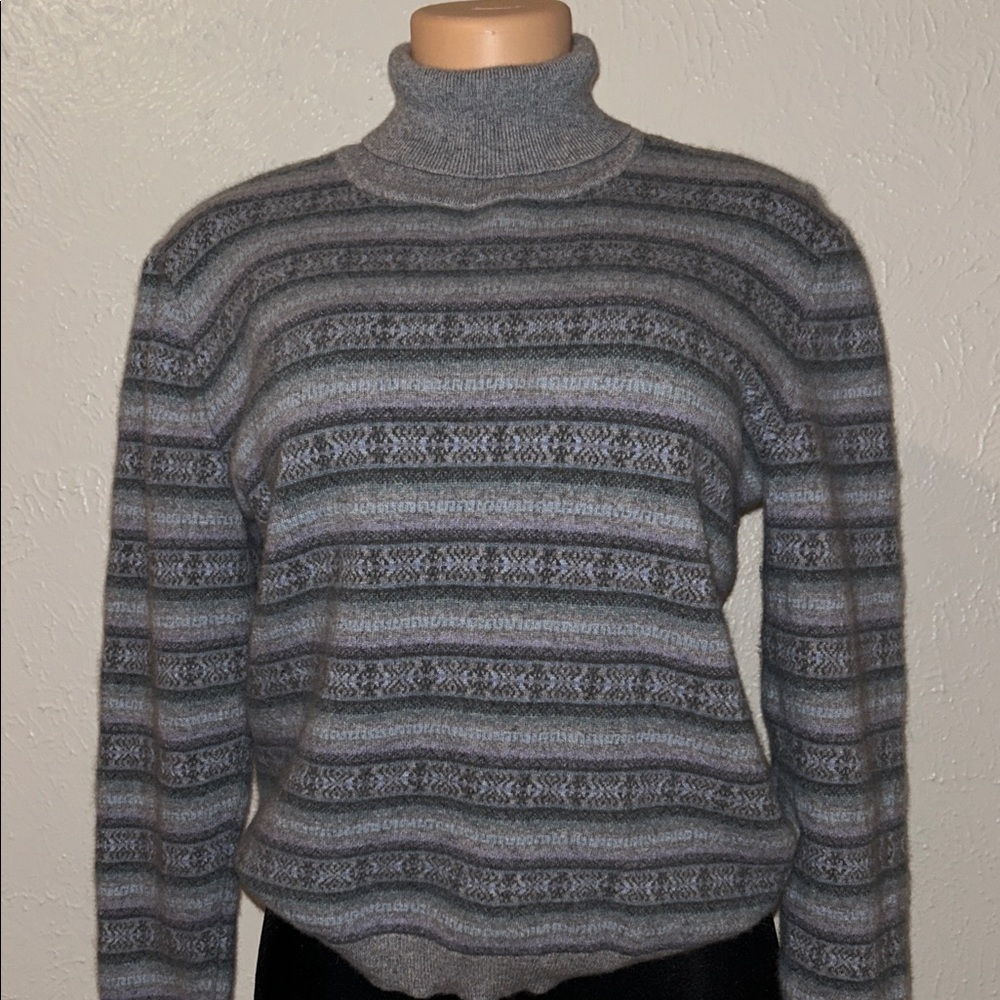 Elegante Gray Patterned Turtleneck Sweater